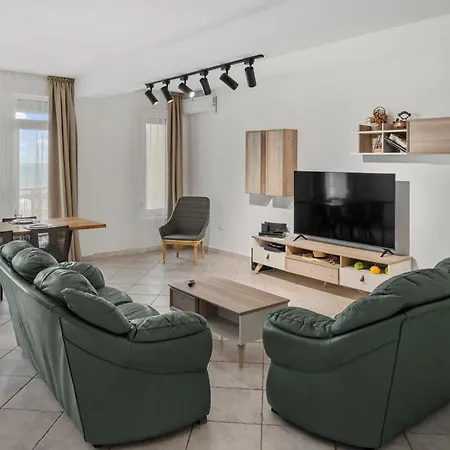 Penthouse With Seaview Private And Parking